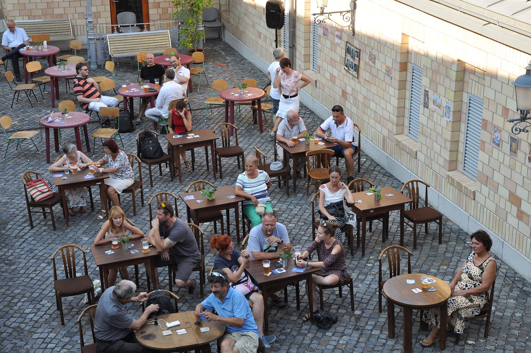Irodalmi est és sörkóstolás a Fejér Megyei Levéltár udvarán